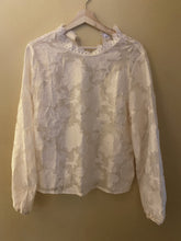 Load image into Gallery viewer, Rose White Embossed Angel Sleeve Top
