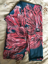 Load image into Gallery viewer, Peonies High Waist Pocket Leggings