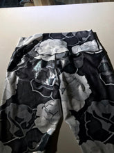 Load image into Gallery viewer, Black and White Rose Designer Foil Leggings
